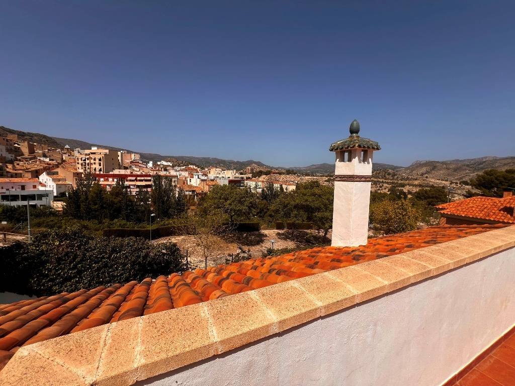 Villa con 6 dormitorios, 5 baños y piscina privada a sólo 5 minutos del centro de la ciudad