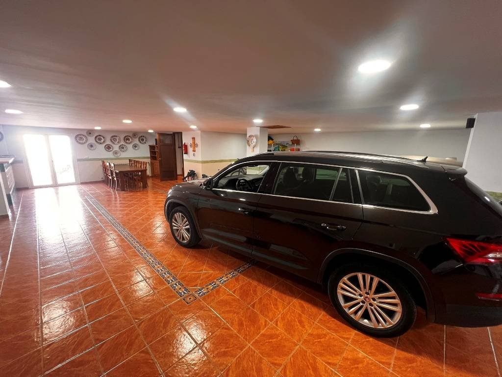 Villa con 6 dormitorios, 5 baños y piscina privada a sólo 5 minutos del centro de la ciudad