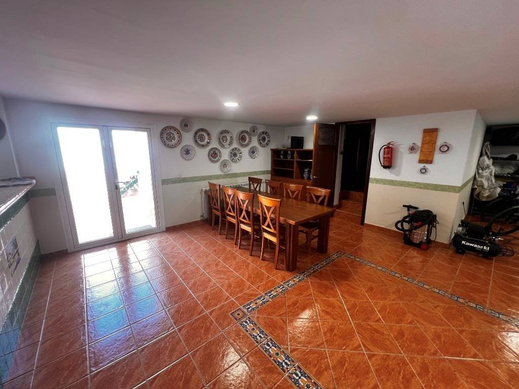 Villa con 6 dormitorios, 5 baños y piscina privada a sólo 5 minutos del centro de la ciudad