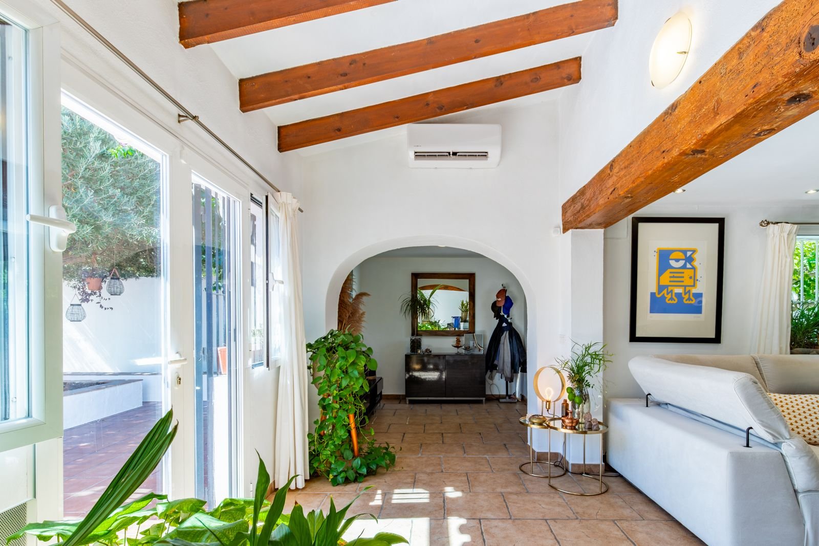 Villa de estilo mediterráneo con 3 dormitorios, 2 baños y piscina privada a tan solo 300 m del mar