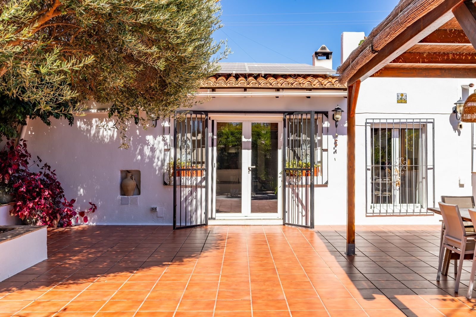Villa de estilo mediterráneo con 3 dormitorios, 2 baños y piscina privada a tan solo 300 m del mar