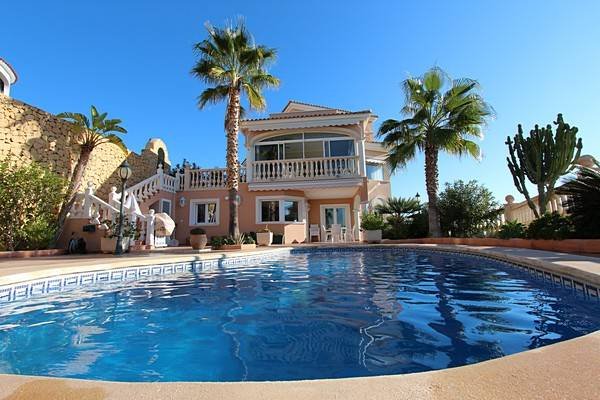 Preciosa villa con gran piscina privada e impresionantes vistas a la costa