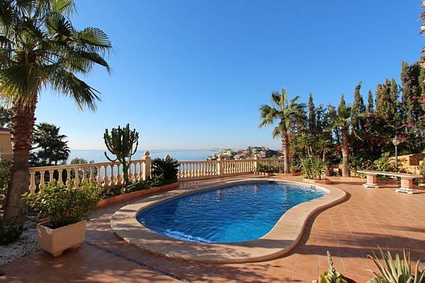 Preciosa villa con gran piscina privada e impresionantes vistas a la costa