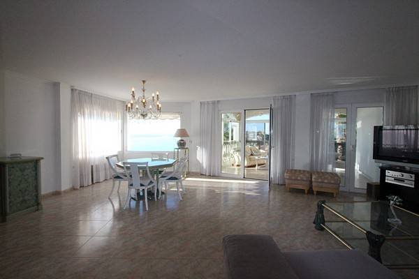 Preciosa villa con gran piscina privada e impresionantes vistas a la costa