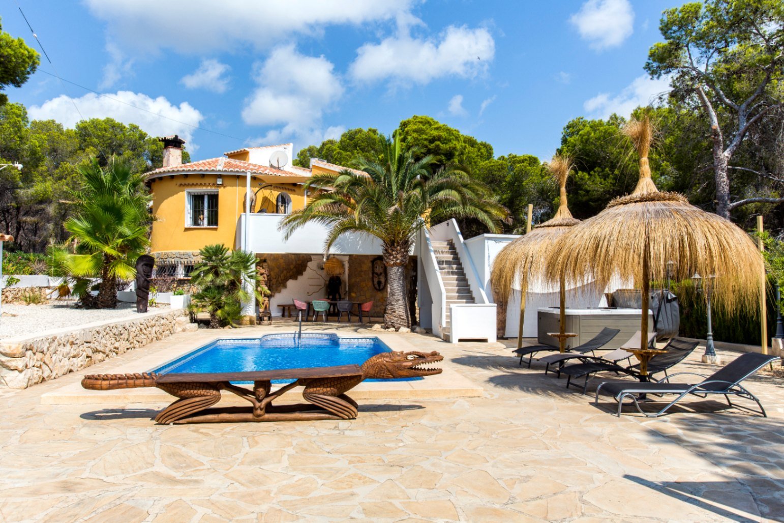 Villa independiente con dos apartamentos separados a poca distancia del mar