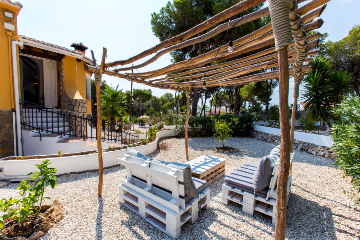 Villa independiente con dos apartamentos separados a poca distancia del mar