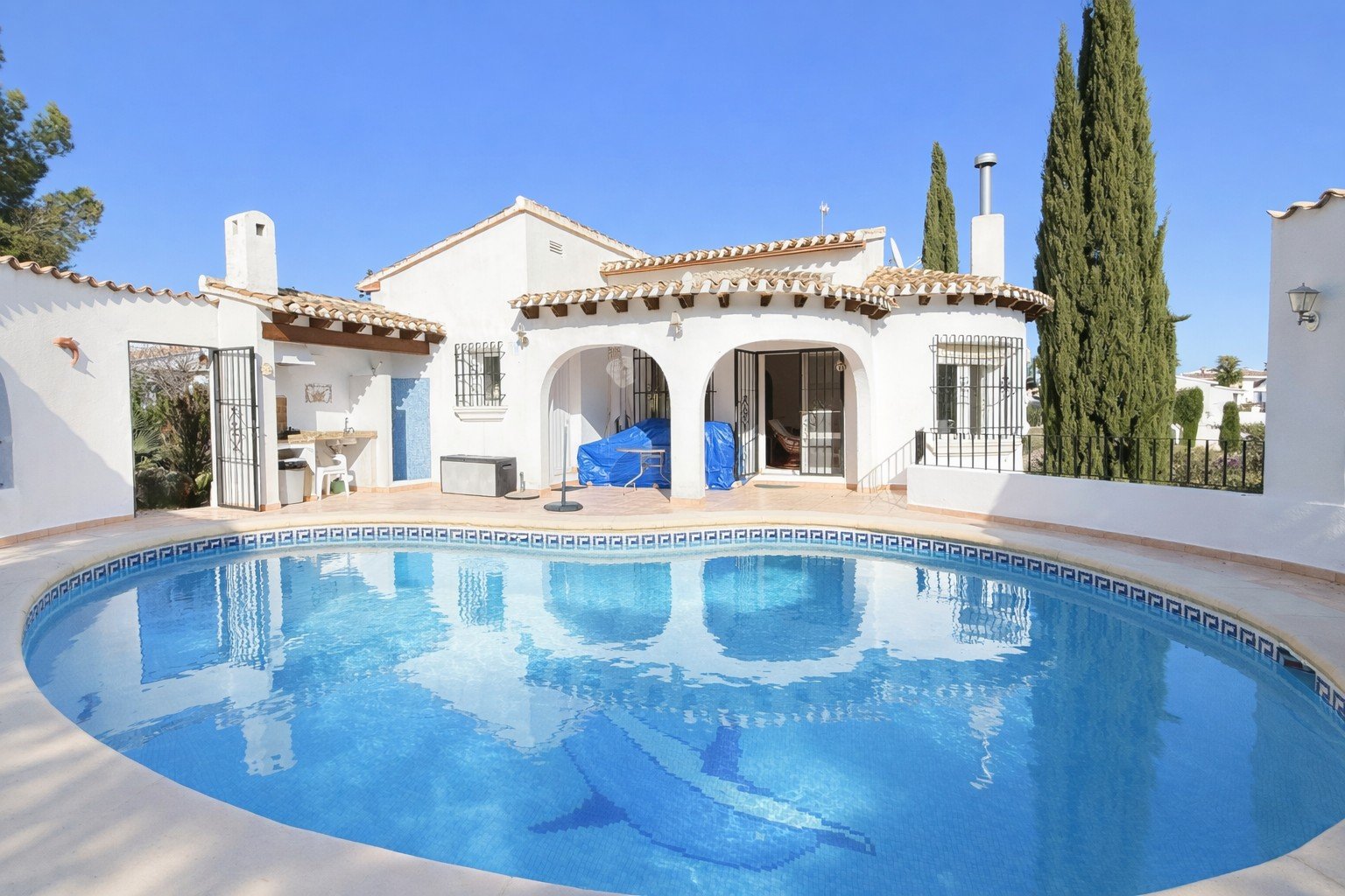 Pego-Monte Pego: Casa de un solo nivel con orientación al sol en Monte Pego con piscina y terraza 