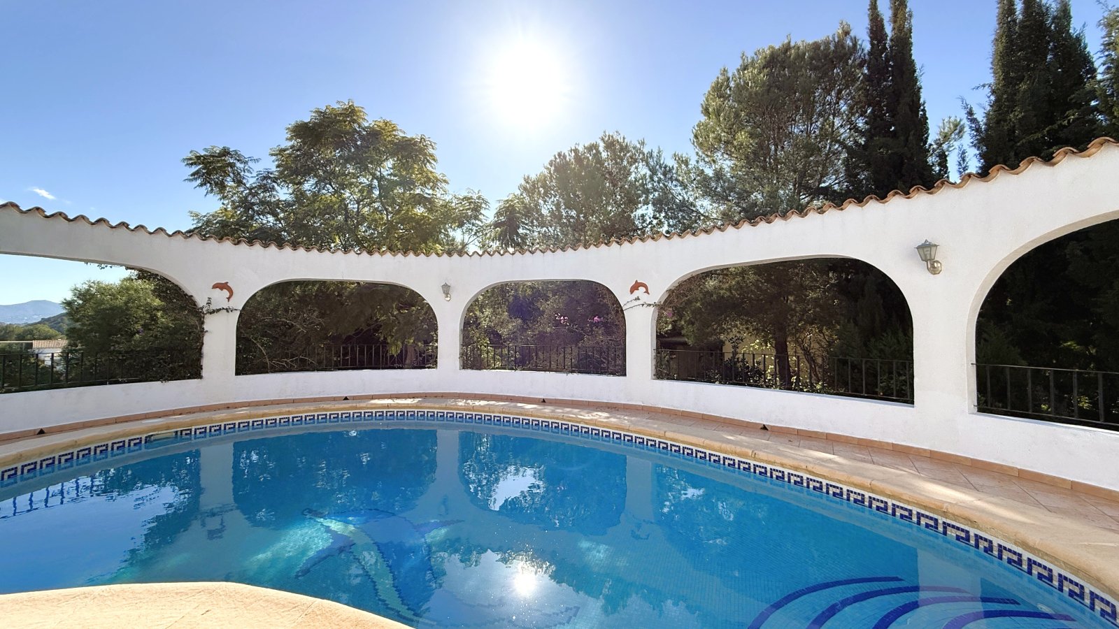 Casa de un solo nivel con orientación al sol en Monte Pego con piscina y terraza