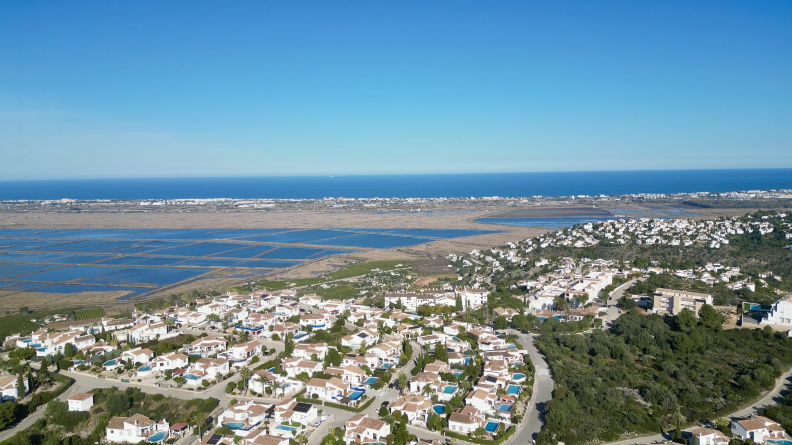 Casa de un solo nivel con orientación al sol en Monte Pego con piscina y terraza
