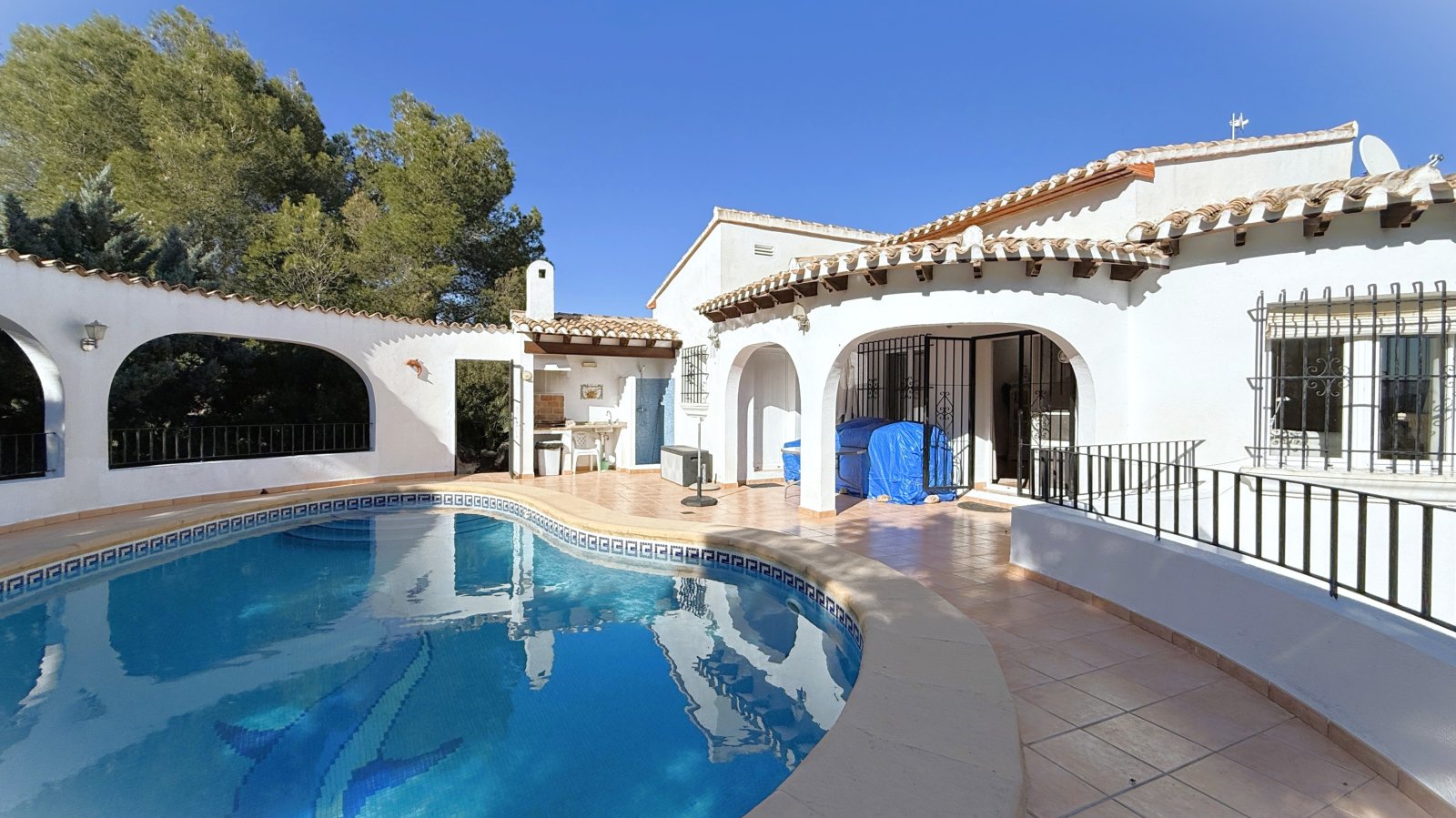 Casa de un solo nivel con orientación al sol en Monte Pego con piscina y terraza