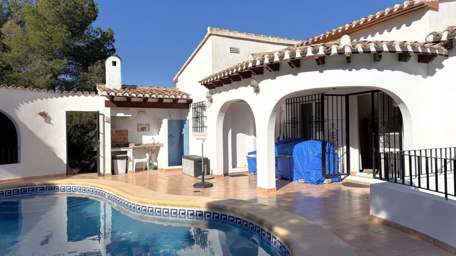 Casa de un solo nivel con orientación al sol en Monte Pego con piscina y terraza