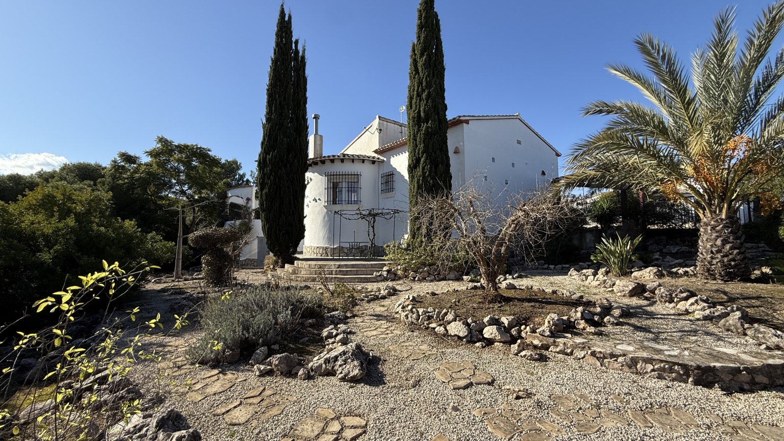 Casa de un solo nivel con orientación al sol en Monte Pego con piscina y terraza