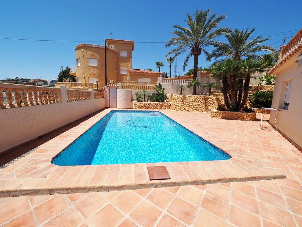 Preciosa villa con 3 dormitorios, 3 baños, piscina privada, vistas al mar y acceso directo a la playa