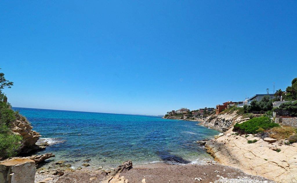 Preciosa villa con 3 dormitorios, 3 baños, piscina privada, vistas al mar y acceso directo a la playa