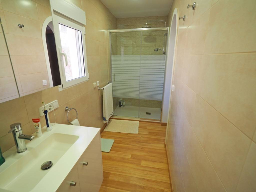 Preciosa villa con 3 dormitorios, 3 baños, piscina privada, vistas al mar y acceso directo a la playa