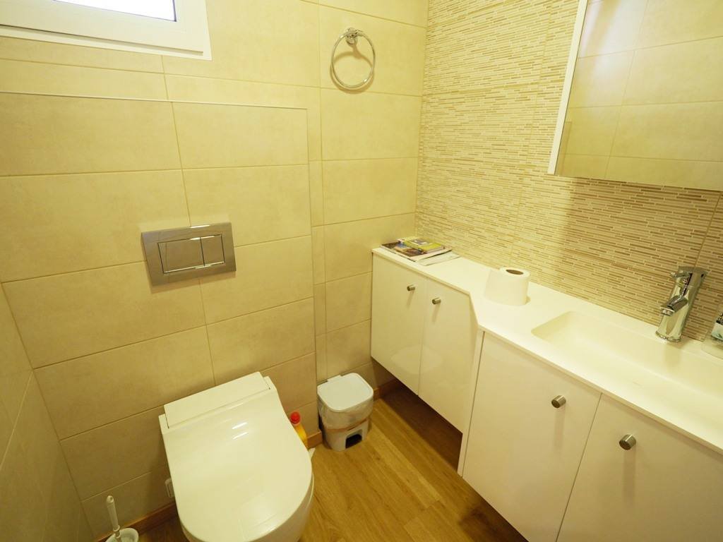 Preciosa villa con 3 dormitorios, 3 baños, piscina privada, vistas al mar y acceso directo a la playa