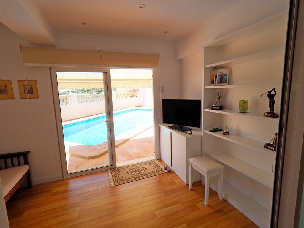 Preciosa villa con 3 dormitorios, 3 baños, piscina privada, vistas al mar y acceso directo a la playa