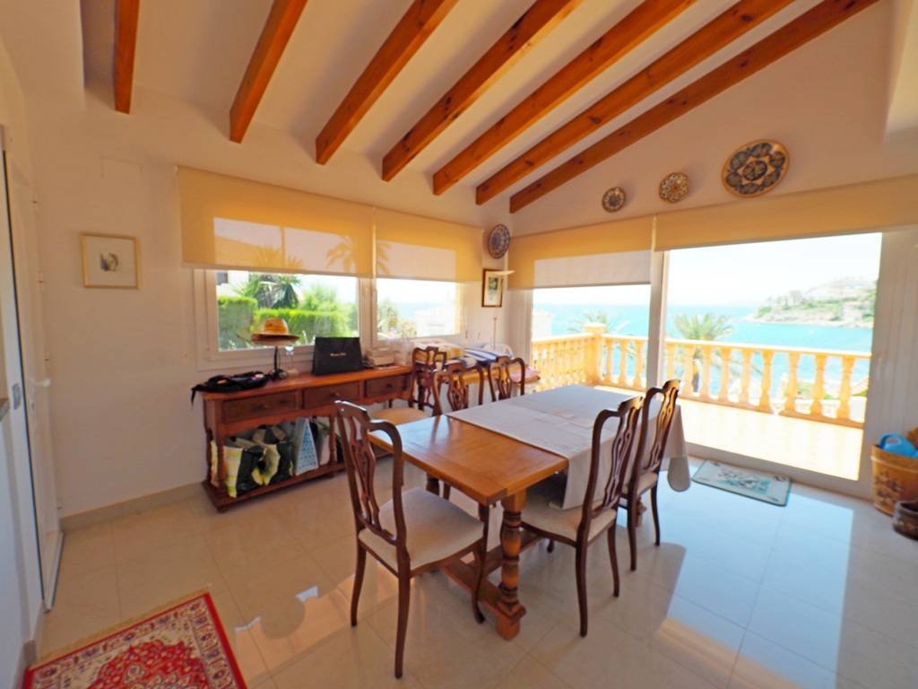 Preciosa villa con 3 dormitorios, 3 baños, piscina privada, vistas al mar y acceso directo a la playa