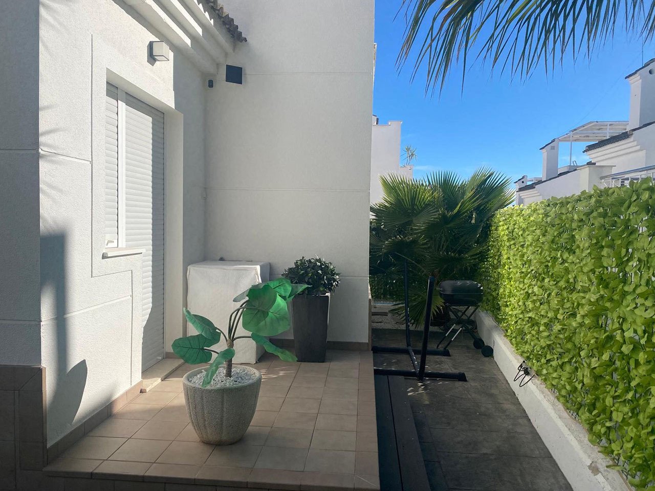 Villa con 3 dormitorios, 3 baños, azotea, plaza de aparcamiento y piscina comunitaria