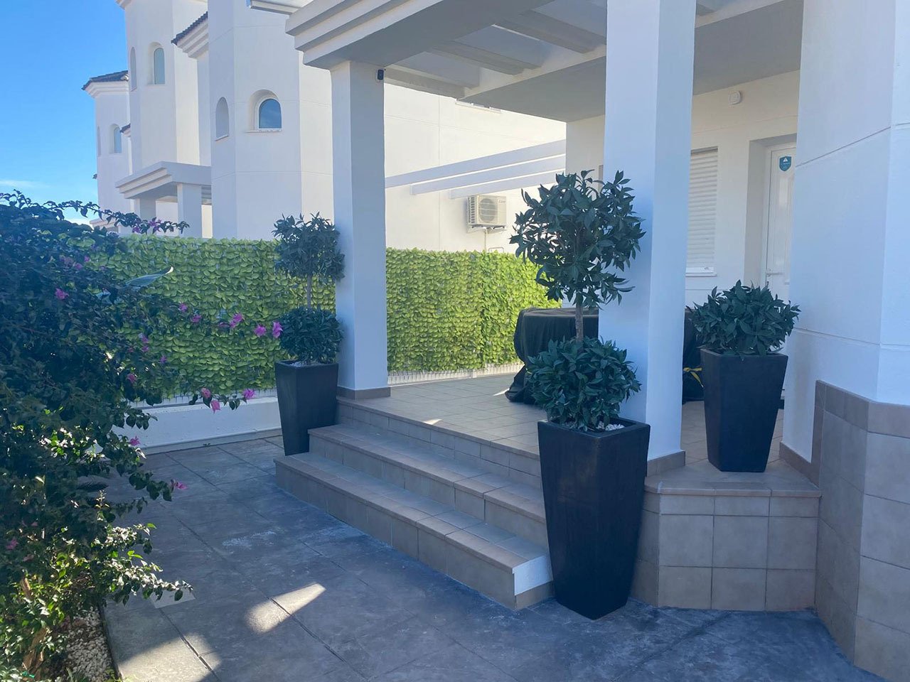 Villa con 3 dormitorios, 3 baños, azotea, plaza de aparcamiento y piscina comunitaria