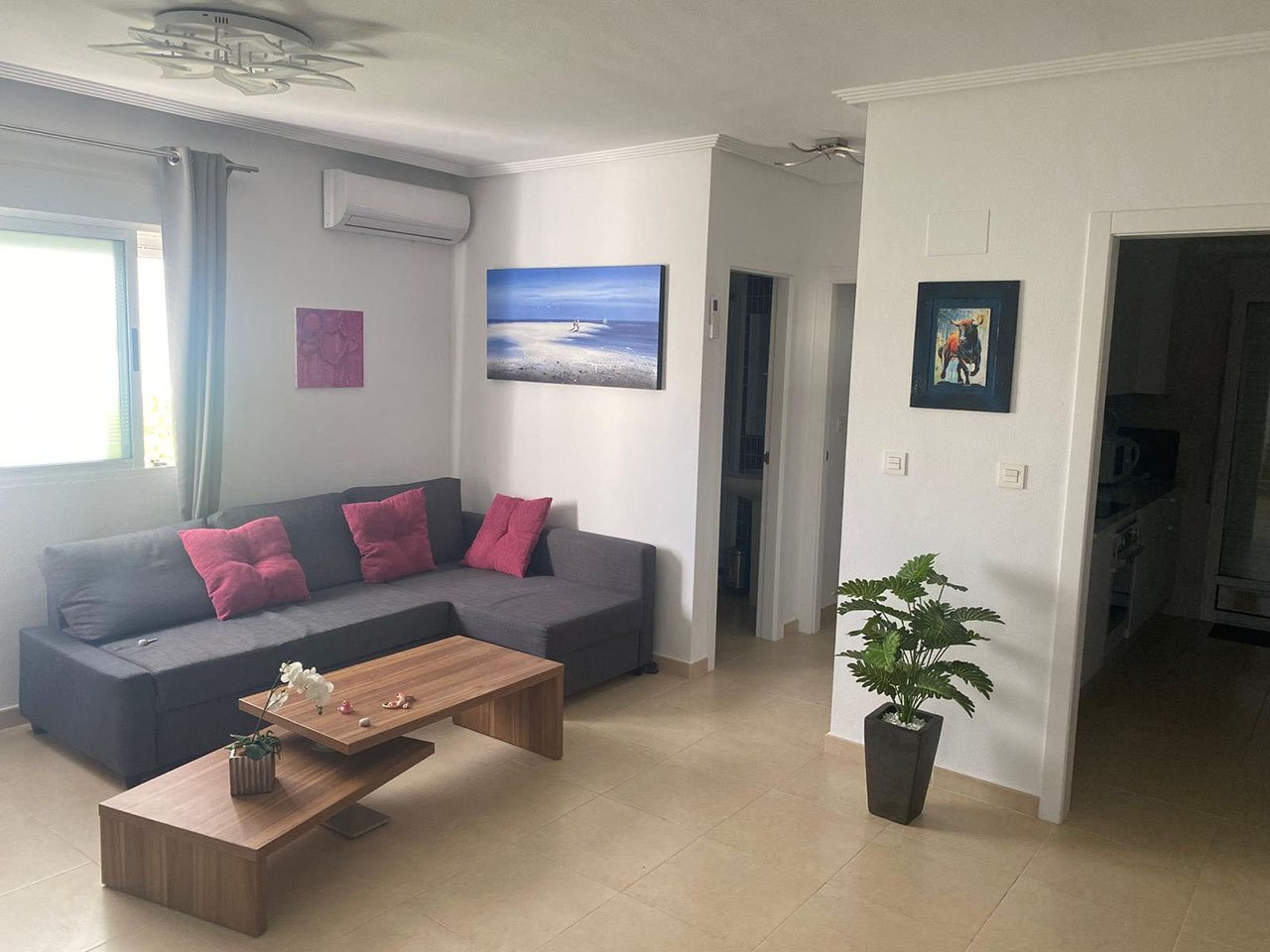 Villa con 3 dormitorios, 3 baños, azotea, plaza de aparcamiento y piscina comunitaria