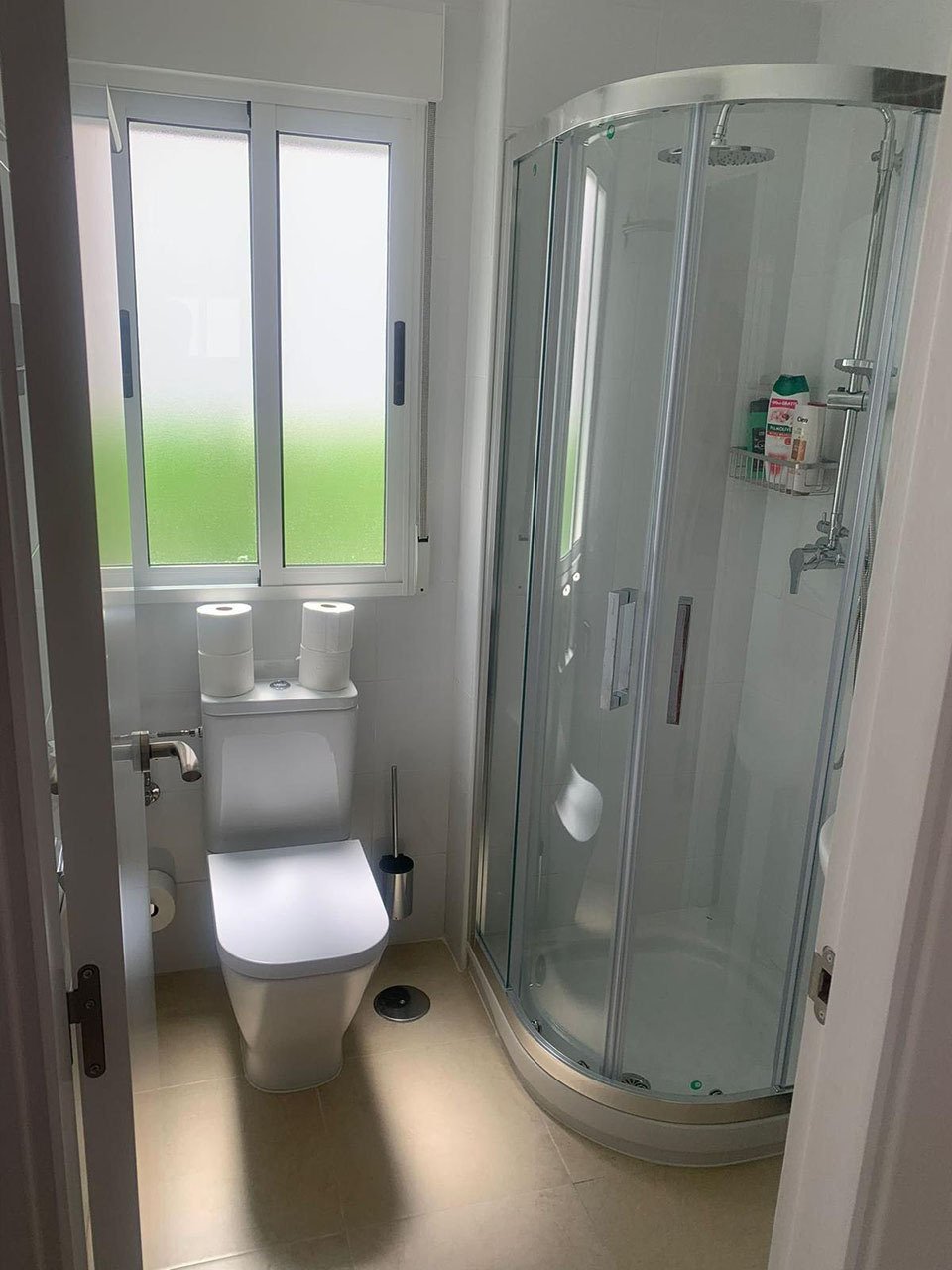 Villa con 3 dormitorios, 3 baños, azotea, plaza de aparcamiento y piscina comunitaria