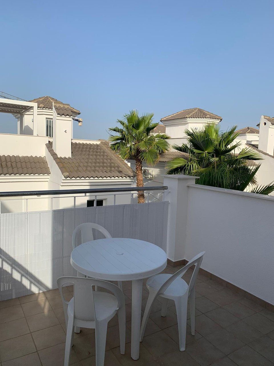 Villa con 3 dormitorios, 3 baños, azotea, plaza de aparcamiento y piscina comunitaria