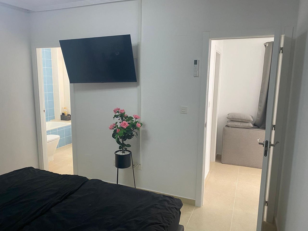 Villa con 3 dormitorios, 3 baños, azotea, plaza de aparcamiento y piscina comunitaria