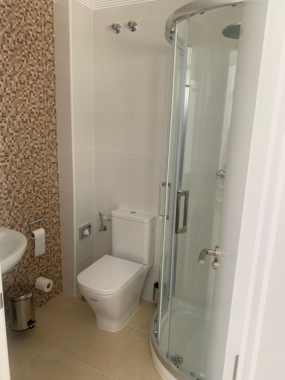 Villa con 3 dormitorios, 3 baños, azotea, plaza de aparcamiento y piscina comunitaria