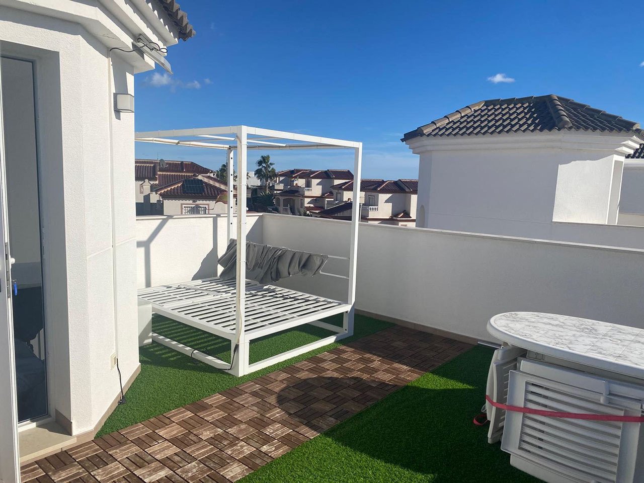 Villa con 3 dormitorios, 3 baños, azotea, plaza de aparcamiento y piscina comunitaria