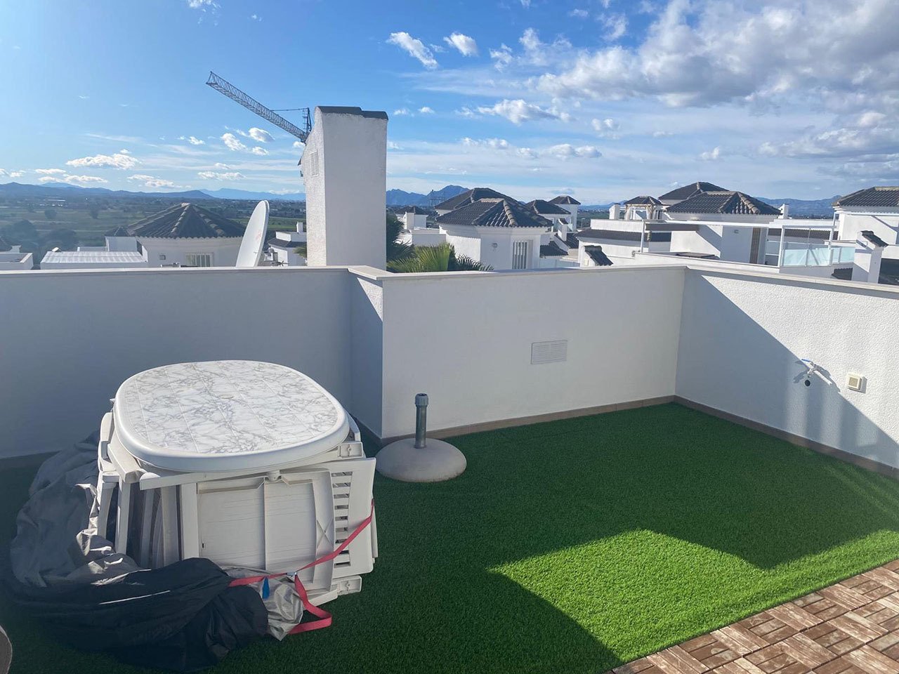 Villa con 3 dormitorios, 3 baños, azotea, plaza de aparcamiento y piscina comunitaria