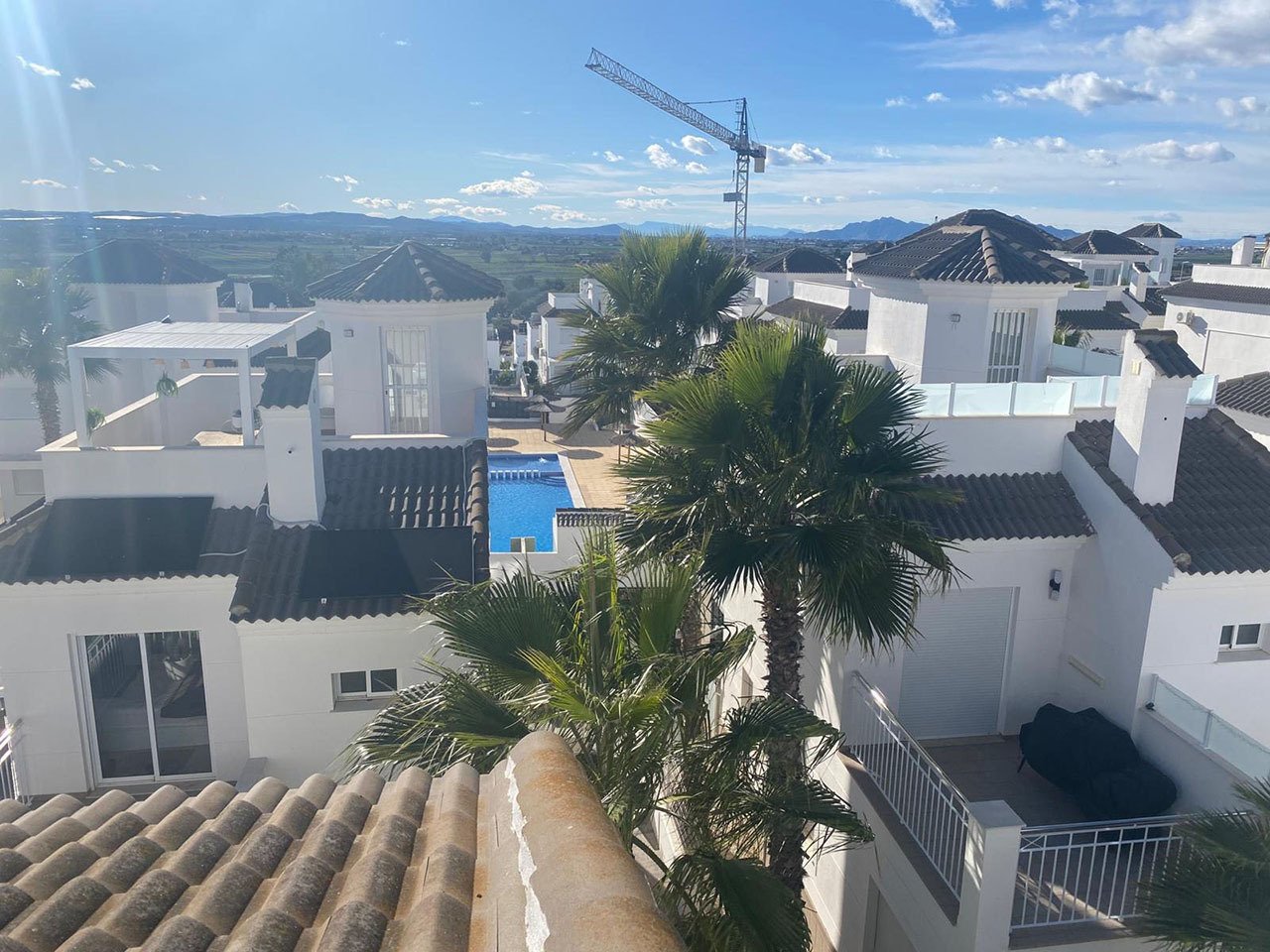 Villa con 3 dormitorios, 3 baños, azotea, plaza de aparcamiento y piscina comunitaria