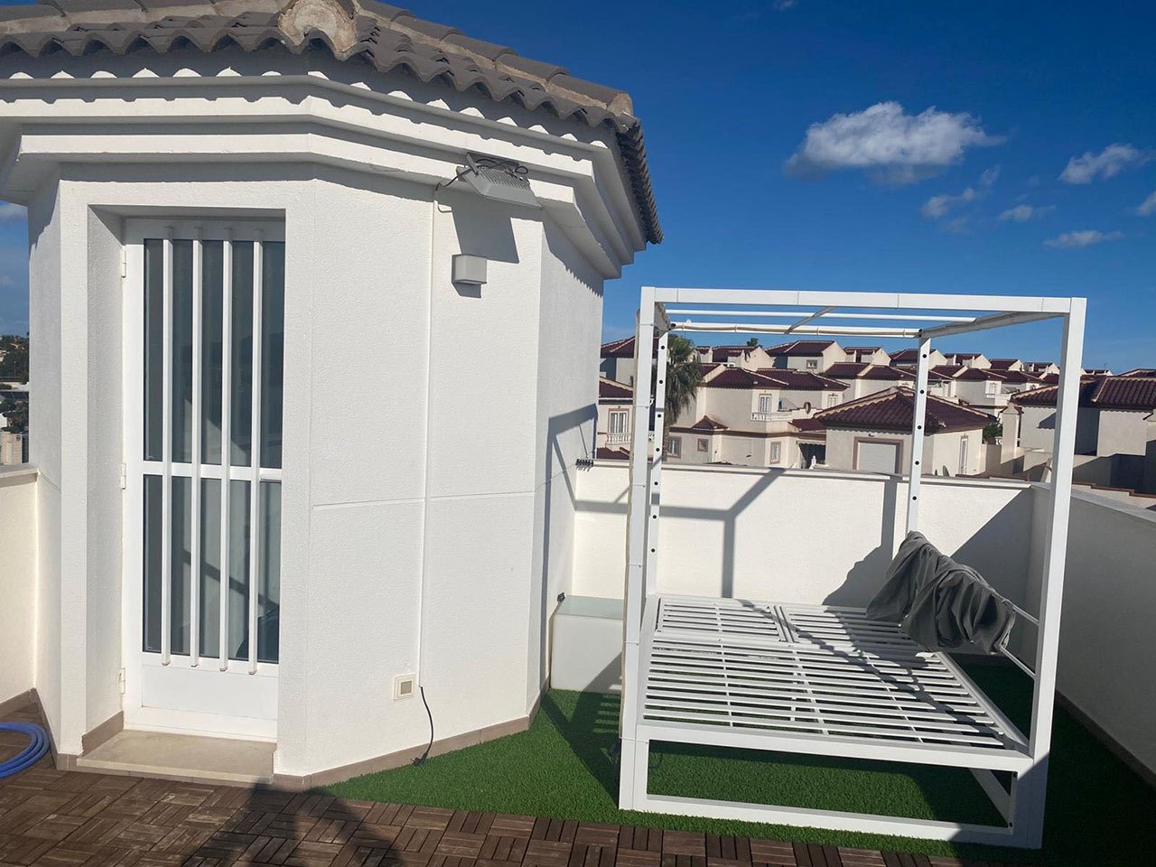Villa con 3 dormitorios, 3 baños, azotea, plaza de aparcamiento y piscina comunitaria