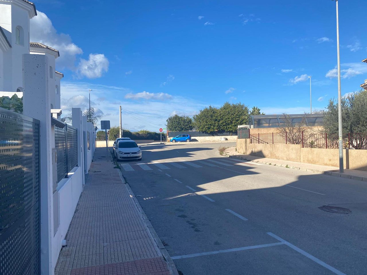 Villa con 3 dormitorios, 3 baños, azotea, plaza de aparcamiento y piscina comunitaria