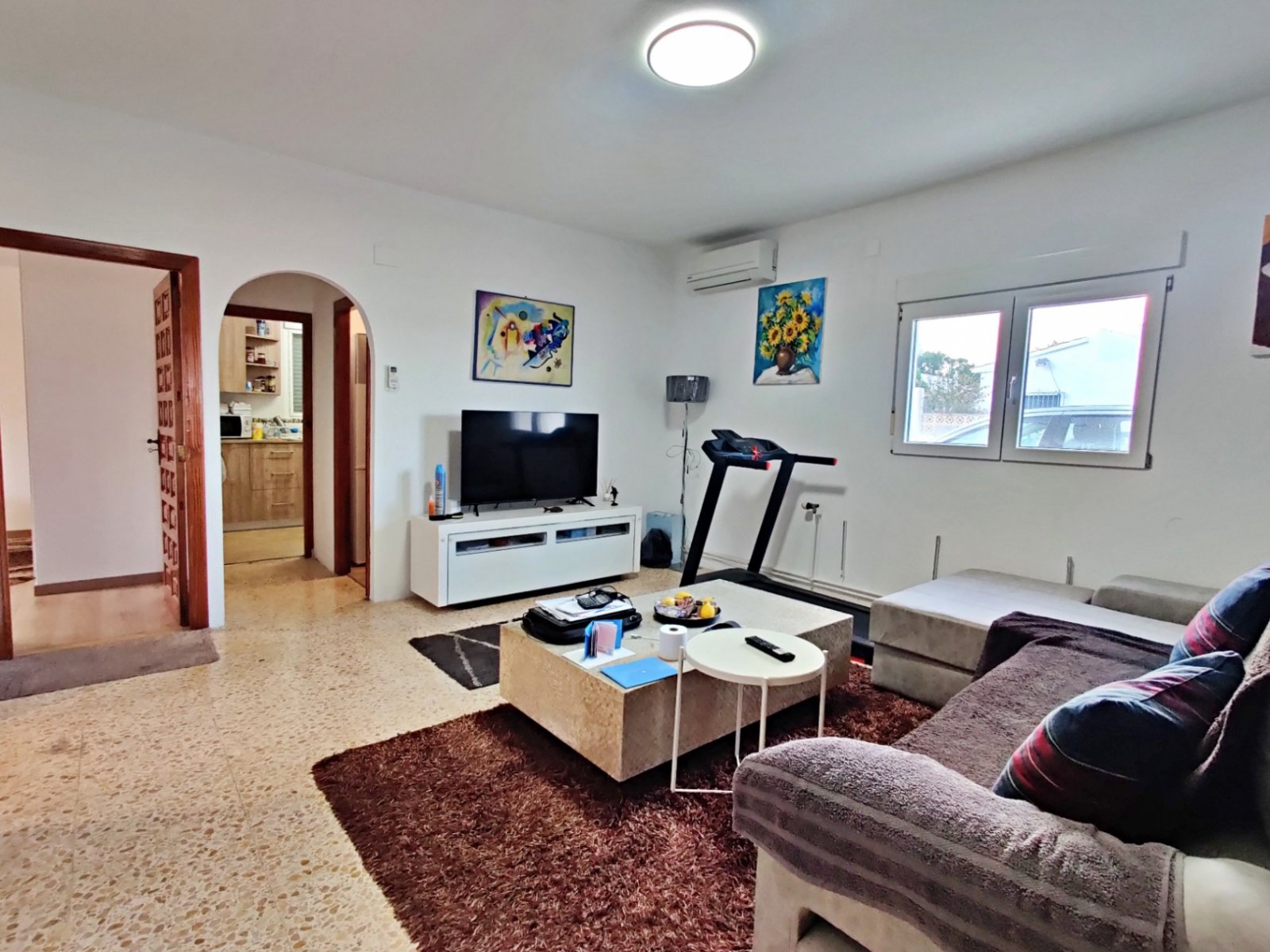 Villa con 2 viviendas independientes, piscina y vistas al mar