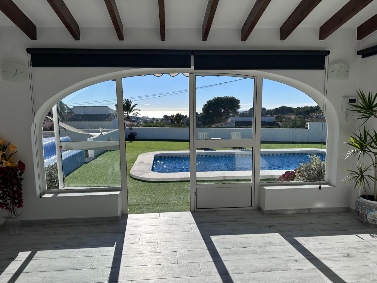 Villa de una planta con 3 dormitorios, 1 baño, 1 aseo de invitados, vistas al mar y piscina privada en La Sabatera