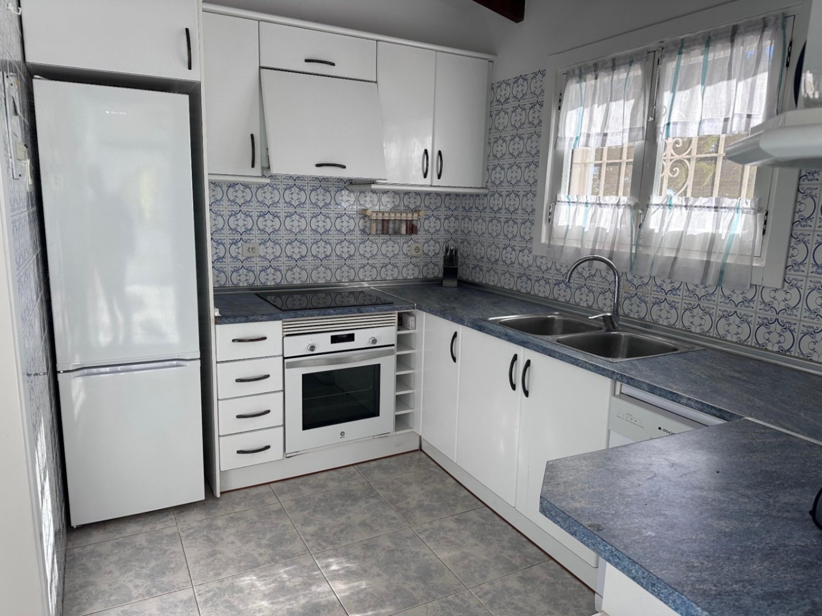 Villa de una planta con 3 dormitorios, 1 baño, 1 aseo de invitados, vistas al mar y piscina privada en La Sabatera