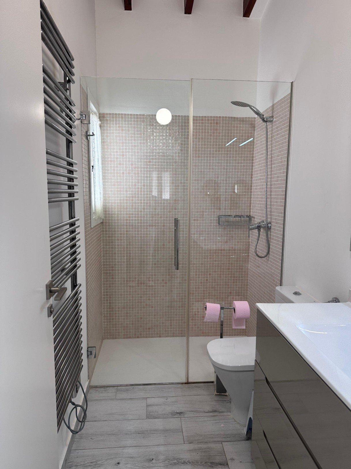 Villa de una planta con 3 dormitorios, 1 baño, 1 aseo de invitados, vistas al mar y piscina privada en La Sabatera