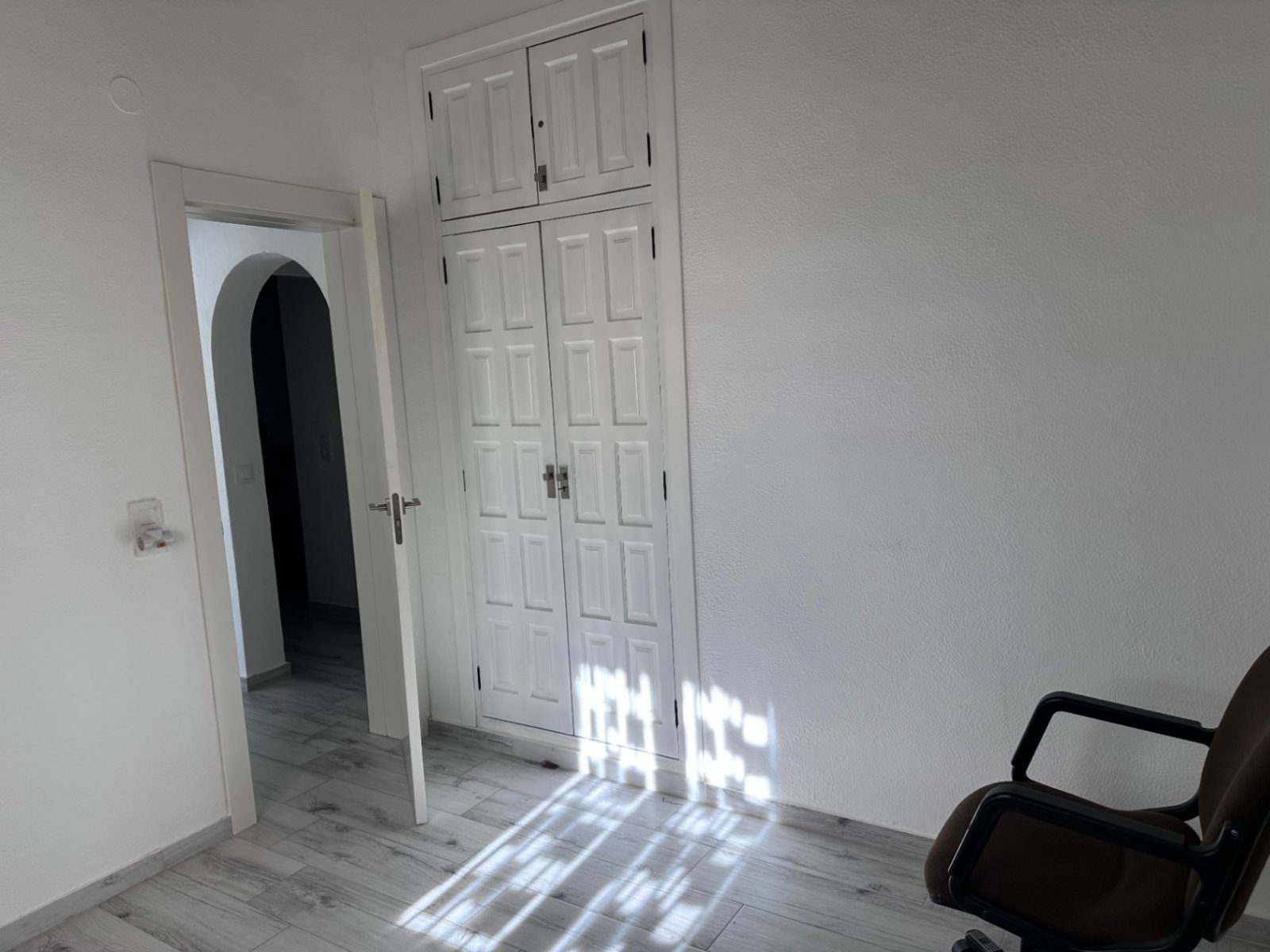 Villa de una planta con 3 dormitorios, 1 baño, 1 aseo de invitados, vistas al mar y piscina privada en La Sabatera