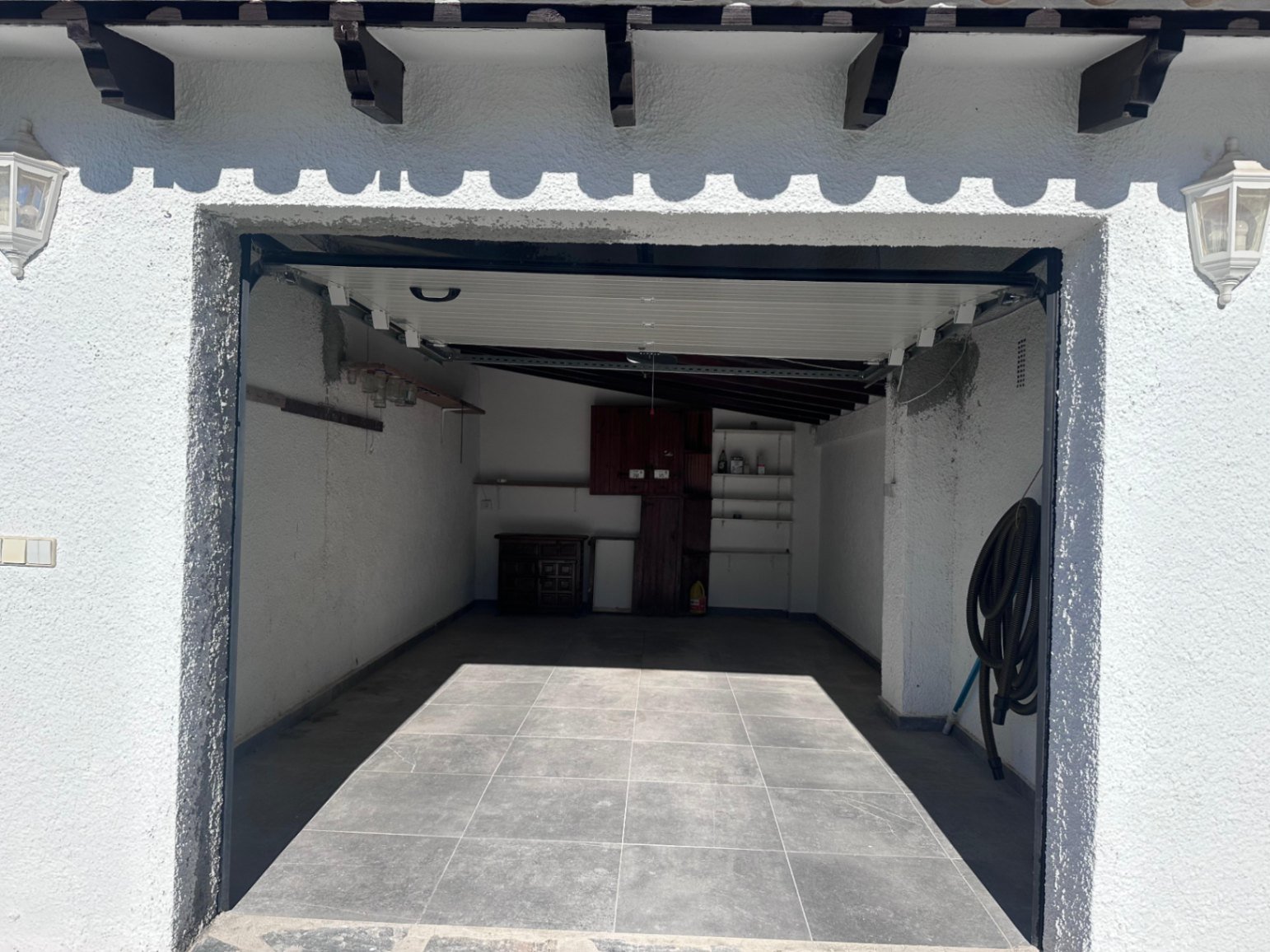 Villa de una planta con 3 dormitorios, 1 baño, 1 aseo de invitados, vistas al mar y piscina privada en La Sabatera