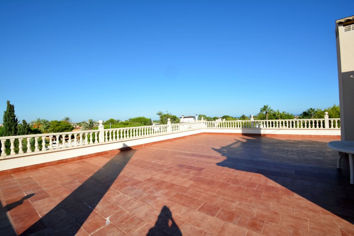 Preciosa, amplia y exclusiva villa en la mejor zona de Cabo Roig, a tan solo 150 metros de la playa