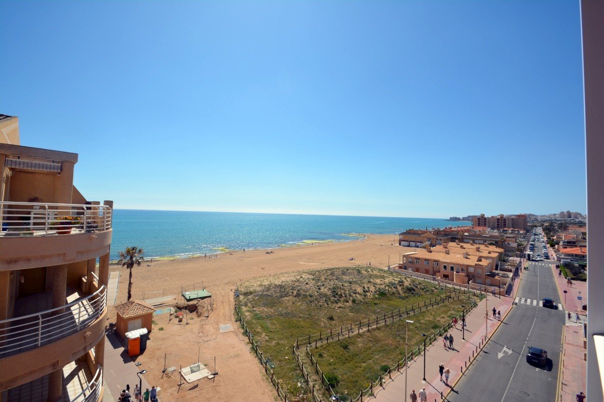 Apartamento de 3 dormitorios y 1 baño con fantásticas vistas al mar cerca de la playa