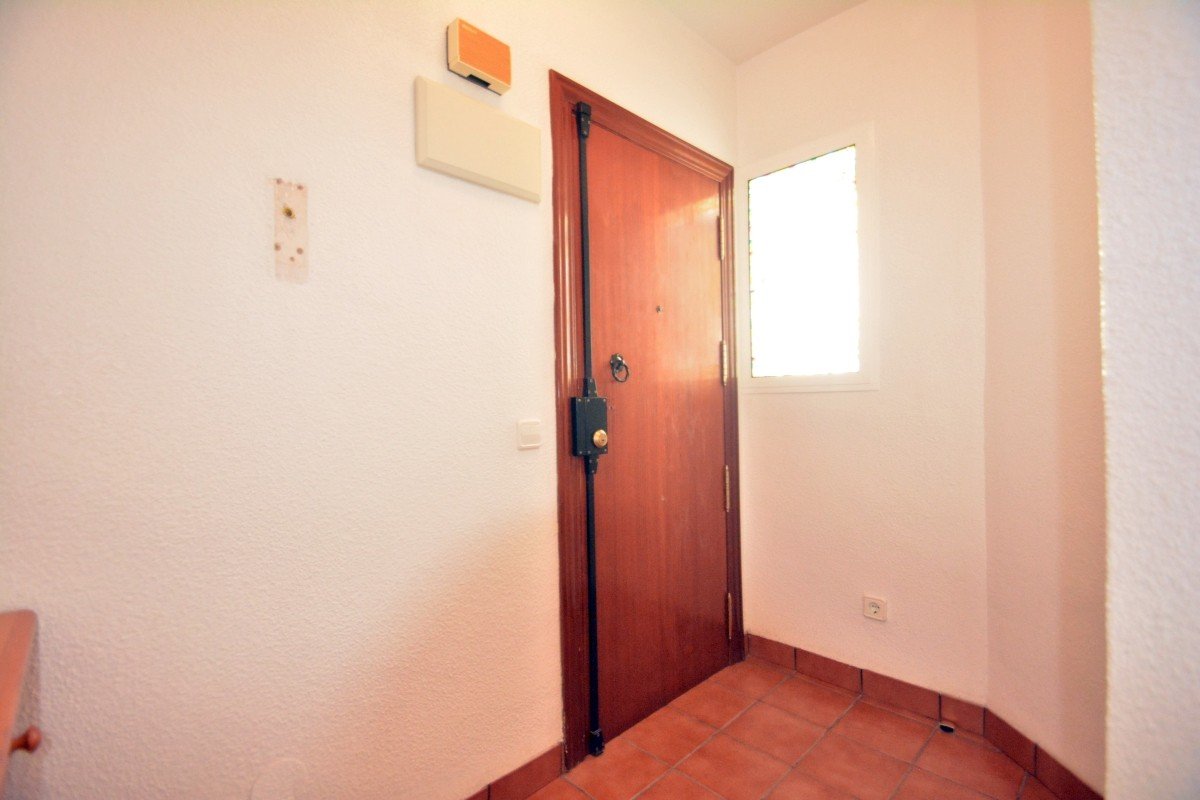 Apartamento de 3 dormitorios y 1 baño con fantásticas vistas al mar cerca de la playa