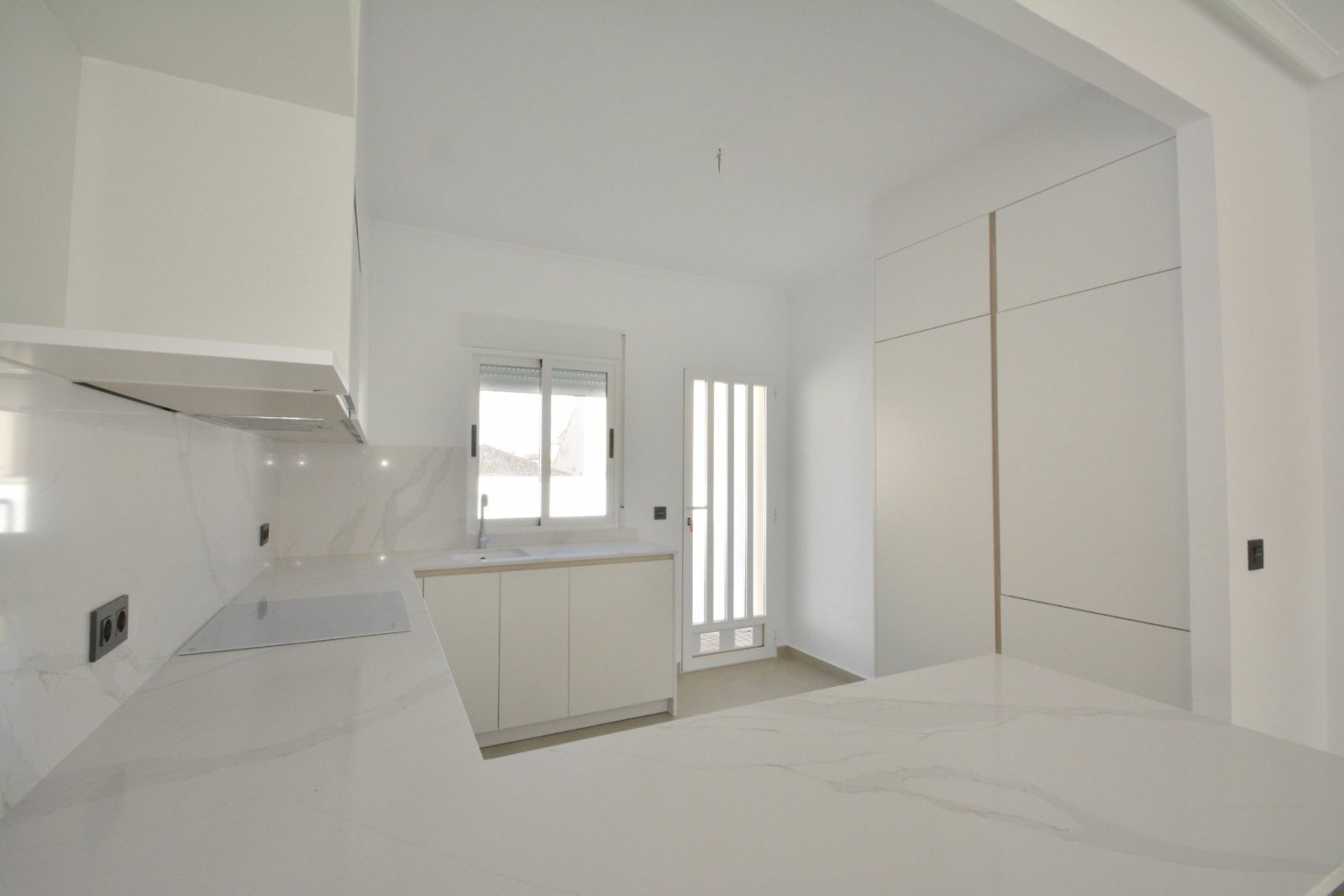 Villa completamente renovada con 2 dormitorios, 1 baño y piscina comunitaria en Lo Crispin