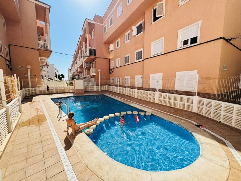 Apartamento de 2 dormitorios y 1 baño con plaza de garaje subterráneo y piscina comunitaria a tan solo 150 m de la playa