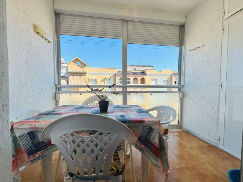 Apartamento de 2 dormitorios y 1 baño con plaza de garaje subterráneo y piscina comunitaria a tan solo 150 m de la playa