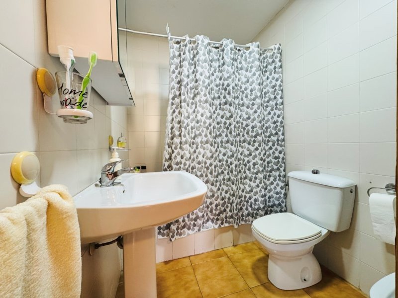 Apartamento de 2 dormitorios y 1 baño con plaza de garaje subterráneo y piscina comunitaria a tan solo 150 m de la playa