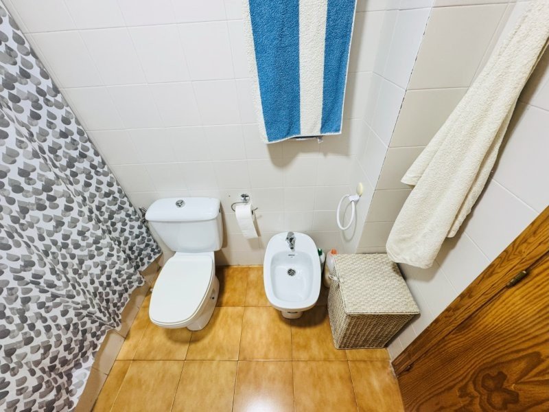 Apartamento de 2 dormitorios y 1 baño con plaza de garaje subterráneo y piscina comunitaria a tan solo 150 m de la playa