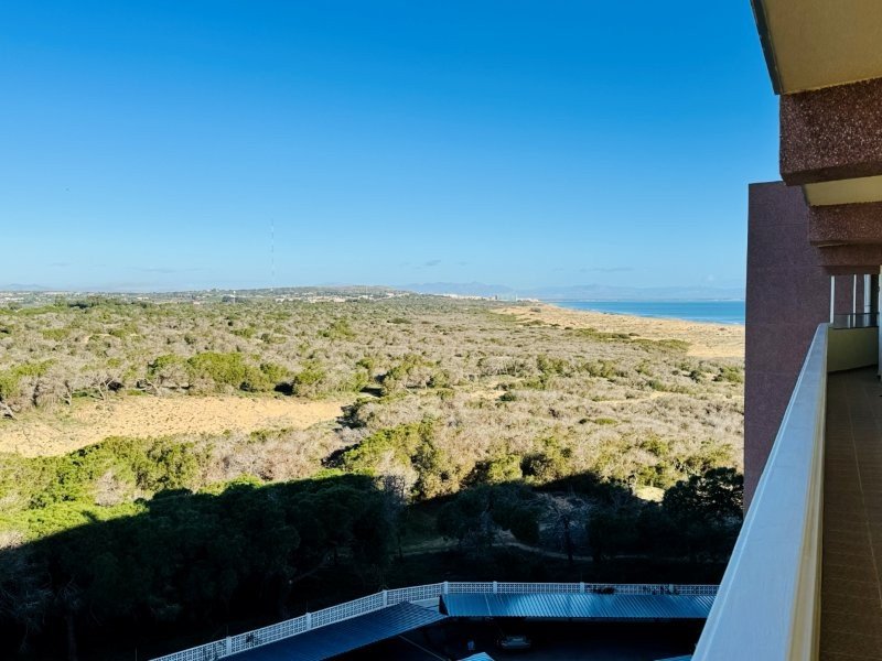 Ático Dúplex con 3 dormitorios, 2 baños, 2 plazas de garaje, piscina comunitaria y vistas al mar a solo 100 m de la playa