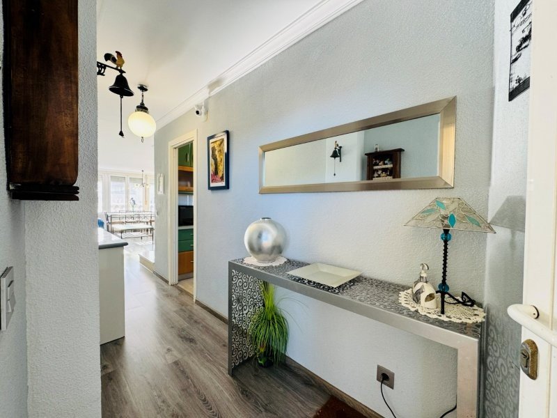 Ático Dúplex con 3 dormitorios, 2 baños, 2 plazas de garaje, piscina comunitaria y vistas al mar a solo 100 m de la playa